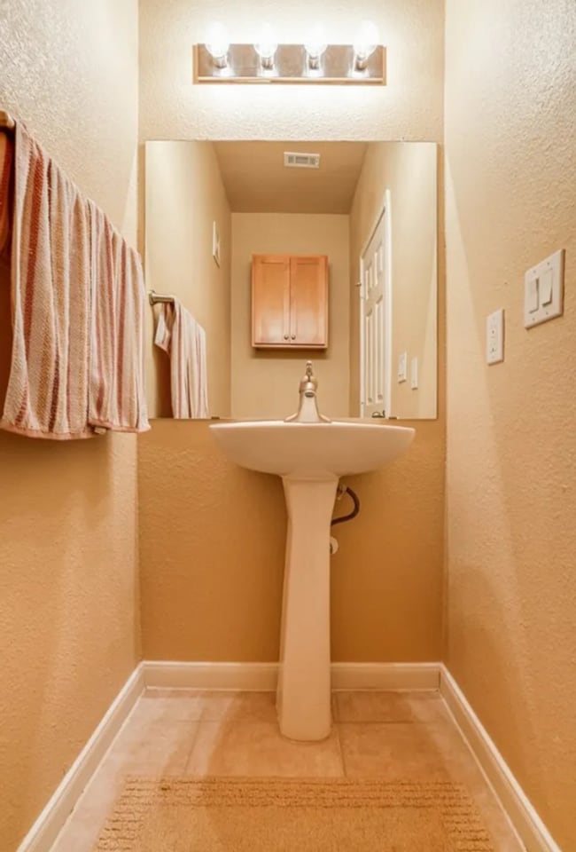 Building Photo - GREAT LOCATION NEAR MEDICAL & USAA | 3 BEDS | 3.5 BATHS