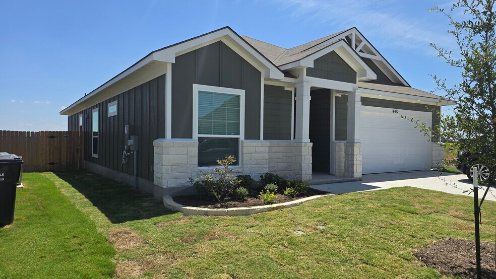 Building Photo - 449 Pipe Creek Dr