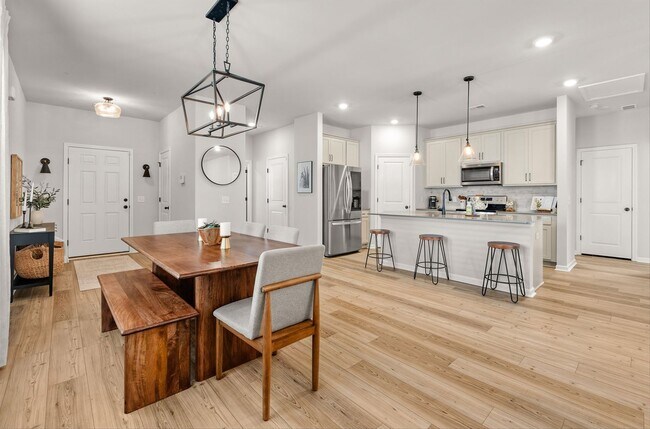 Building Photo - Modern Moncks Corner Home!