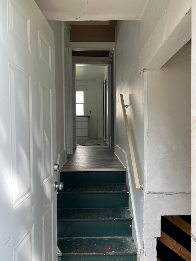 Building Photo - 709 E Memorial Dr