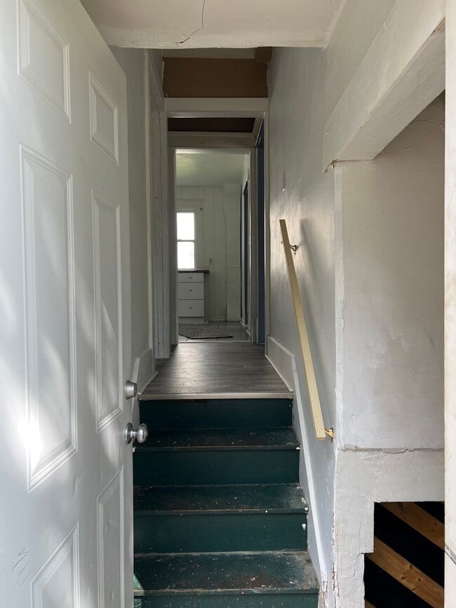 Building Photo - SPACIOUS 3 BEDROOM HOME READY TO WELCOME YOU