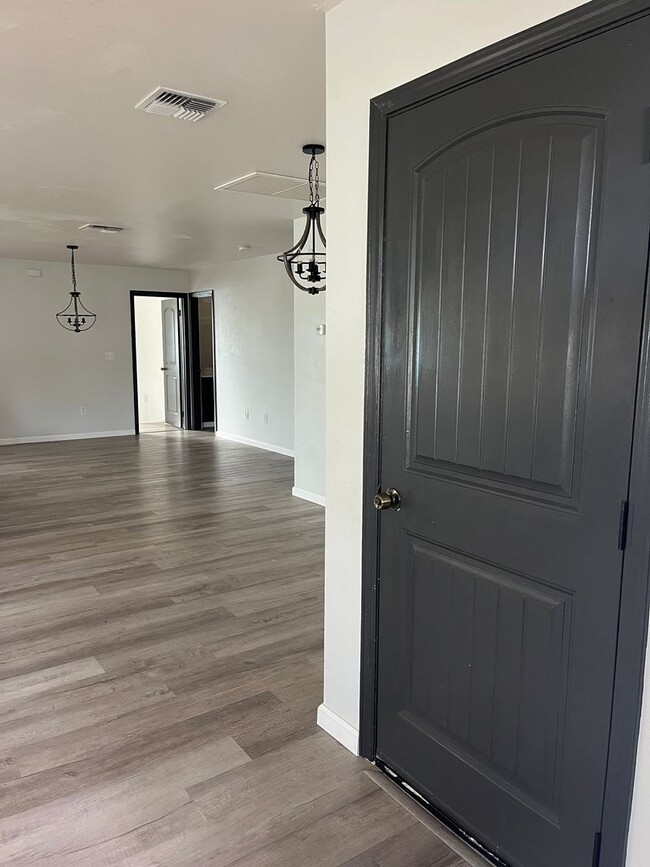 Building Photo - Single family 3 bedroom 3 bath home locate...