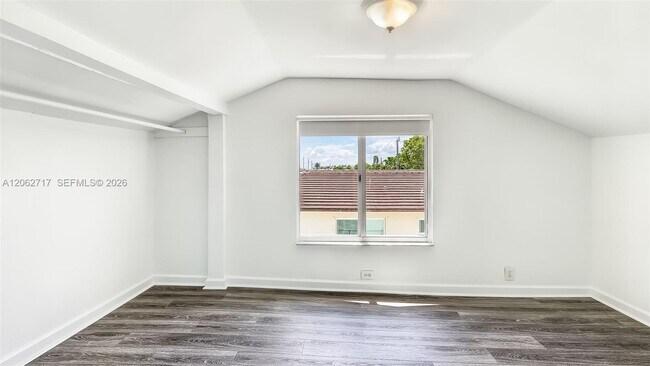 Building Photo - 117 E 10th St