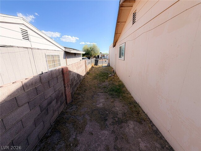 Building Photo - 1312 E Brooks Ave
