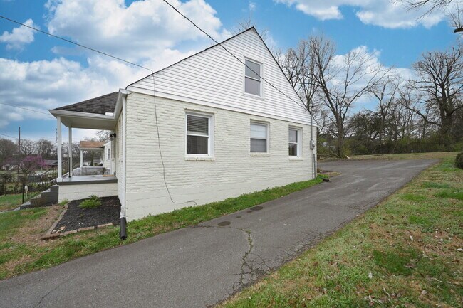 Building Photo - Renovated East Nashville Home | 3BR + Washer/Dryer + Off-Street Parking