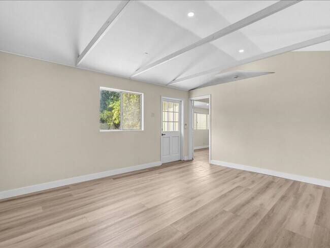 Building Photo - Welcome to this charming 3-bedroom, 2-bath...