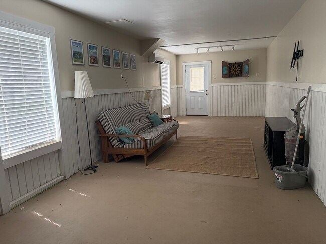 Building Photo - 10 Cobblestone Ct