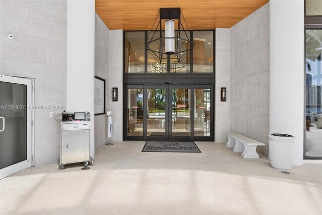 Building Photo - 2800 Island Blvd