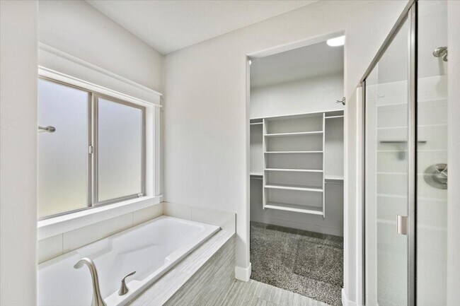 Building Photo - Stylish 4-Bed + Loft Just Minutes from The...