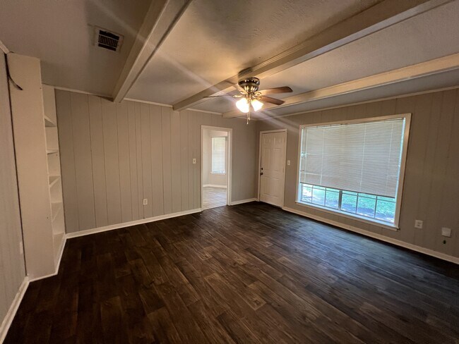 Building Photo - 2915 Longwood Dr