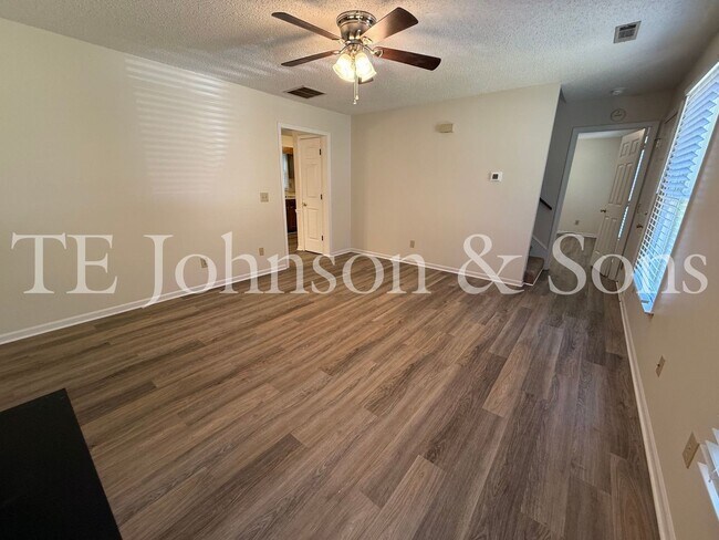 Building Photo - Charming 3-Bedroom Home with Spacious Yard...