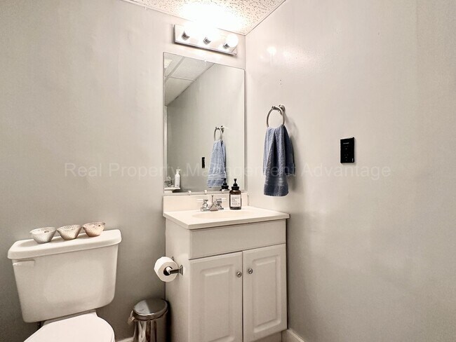 Building Photo - Beautifully Updated 2-Bedroom Townhouse w/ Finished Basement - Close to Royal Oak, Ferndale, Plea...