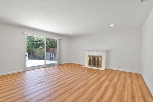 Building Photo - 1841 Briarwood Dr