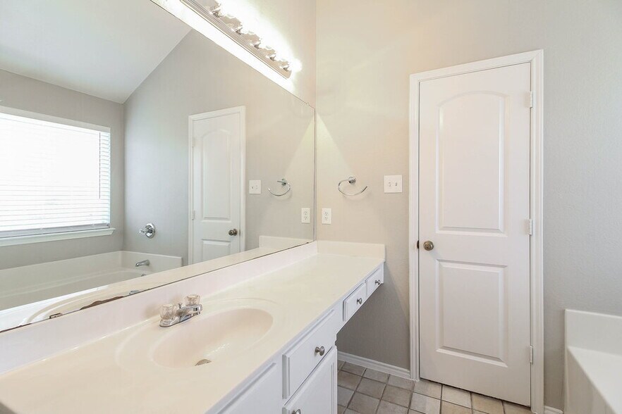 Building Photo - 709 Gillon Dr