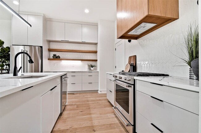 Building Photo - 214 NW 9th St