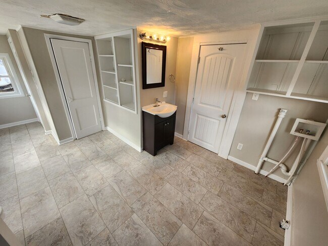 Building Photo - Spacious 3-Bedroom, 2-Bathroom Home AVAILABLE NOW!!