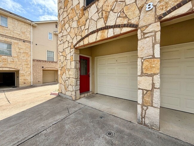 Building Photo - 1402 Parker Ln
