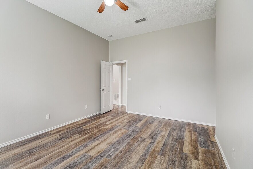 Building Photo - 1402 Stiles Ct