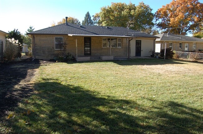 Building Photo - Solid stone ranch in south-central Lincoln!