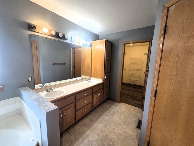 Building Photo - 714 Foxx Dr