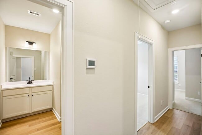 Building Photo - 3085 Sorrento Hl Dr