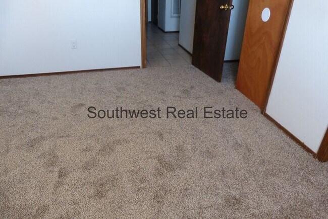 Building Photo - Spacious 2 bedroom 1 bath with a fireplace!