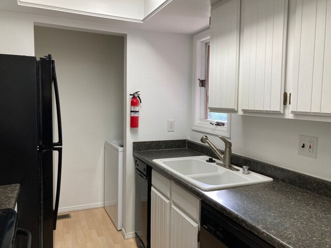 Building Photo - Well Kept 2 Bedroom Foxridge Condo W/Garag...