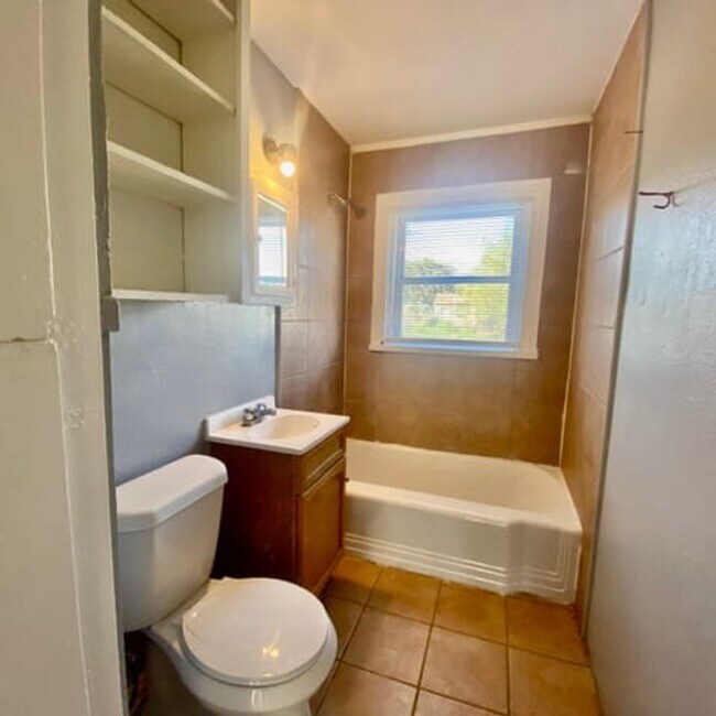 Building Photo - Handyman Special $0 First Month's Rent / $0 Deposit at move-in “You fix, you SAVE BIG!!” Contact ...