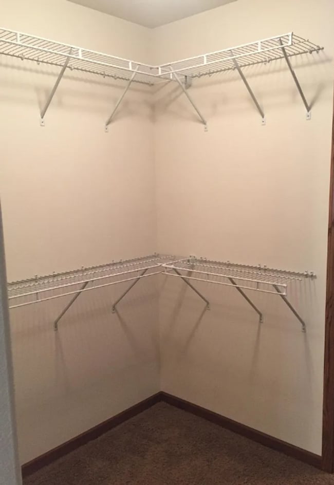 Building Photo - Beautiful bilevel twinhome in Eaglewood! N...