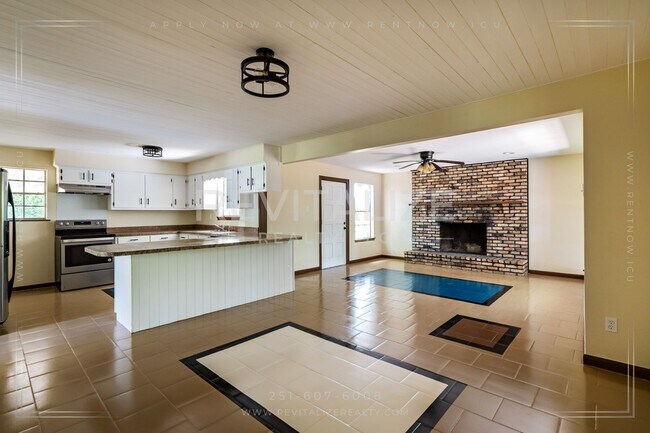 Building Photo - Beautiful Renovated 3 Bedroom/1 Bathroom H...