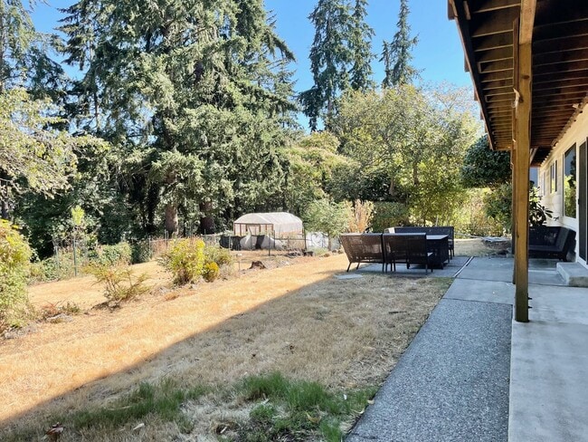 Building Photo - Beautifully Remodeled 5 Bed 2.75 Bath Home in Eastgate