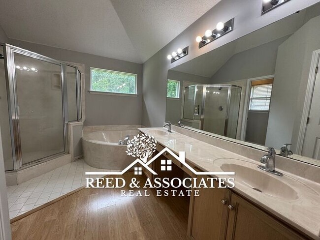 Building Photo - 3 Bedroom in Oakland!
