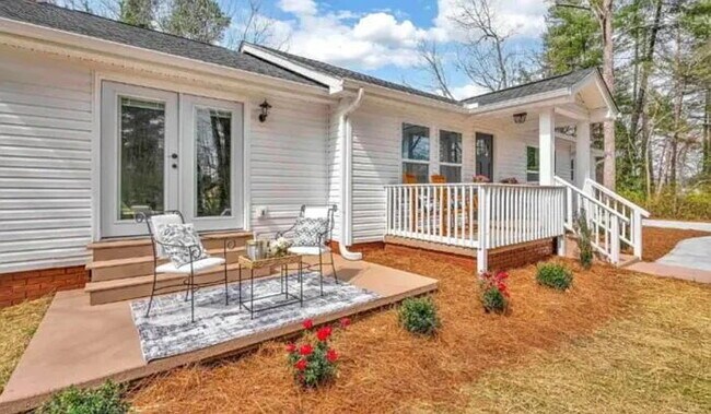 Building Photo - "Charming 3-Bed, 2-Bath Retreat with 1700 Sq. Ft. of Comfort in Simpsonville, SC!"