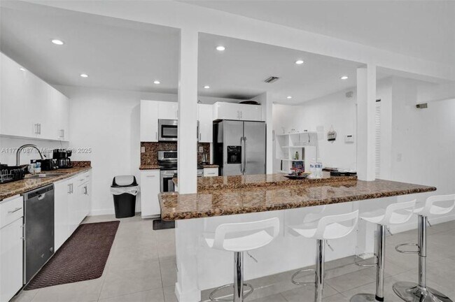 Building Photo - 5 bedroom in North Miami Beach FL 33179