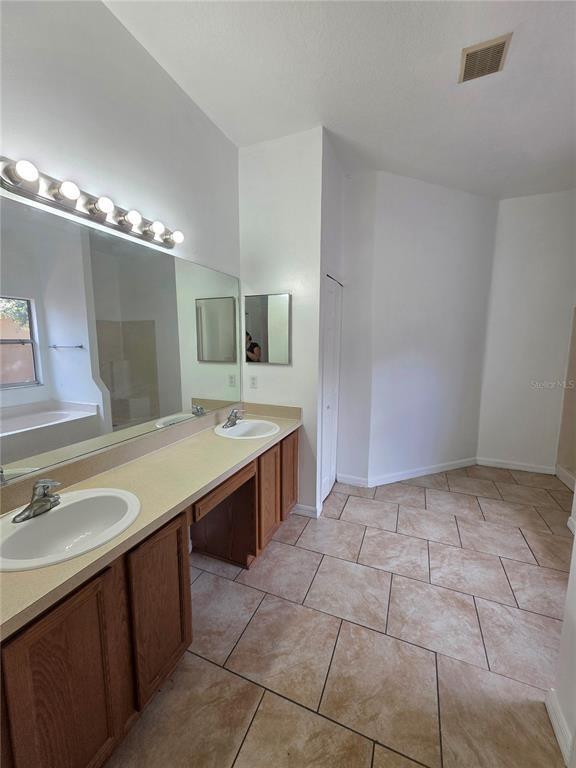 Building Photo - 2818 NE 24th Pl