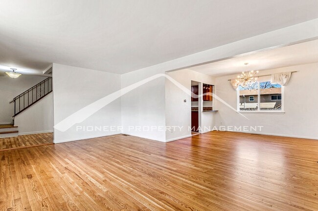 Building Photo - Beautiful Updated Home Conveniently locate...