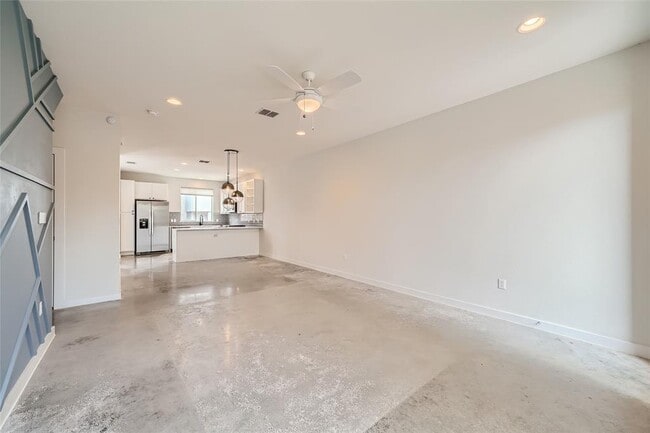 Building Photo - 801 N Bluff Dr