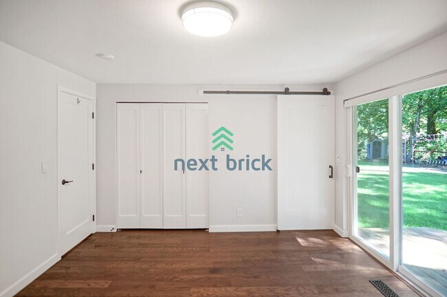 Building Photo - 3 Bed, 2.5 Bath Single Family Available fo...