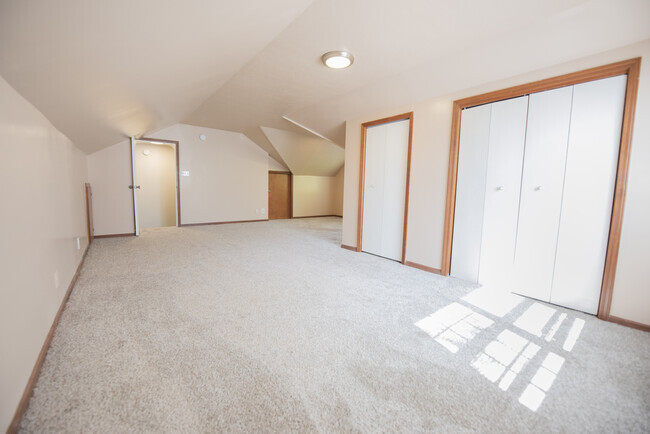 Building Photo - 5976 Hodgman Dr