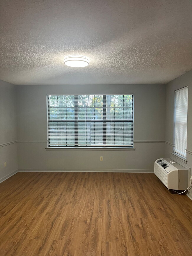 Building Photo - 665 Dutchmans Dr