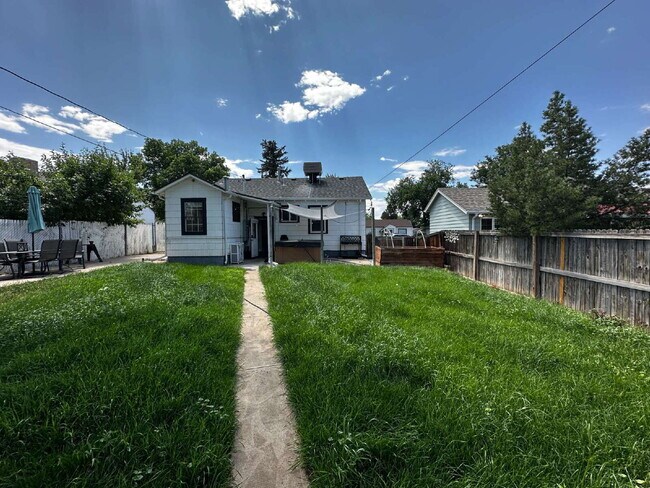 Building Photo - Charming 3-Bed Retreat with Finished Basement an Hardwood Floors!