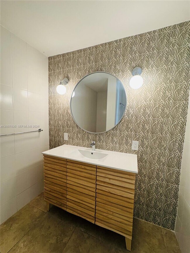 Building Photo - 2816 Pine Tree Dr