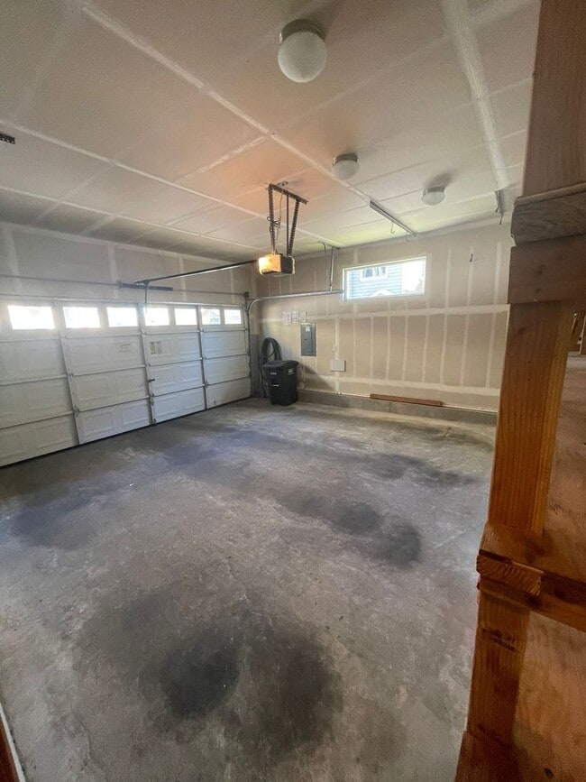 Building Photo - Spacious and Modern 4-Bedroom Home in Everett