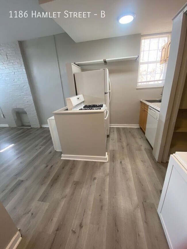 Primary Photo - 1186 Hamlet St