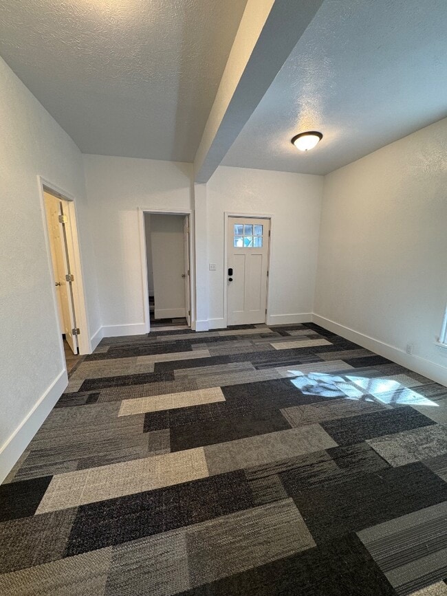 Building Photo - 1031 Middlebury St