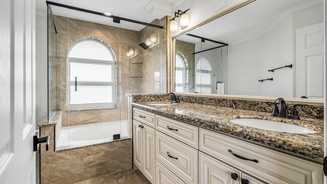 Building Photo - 5611 NW 118th Dr