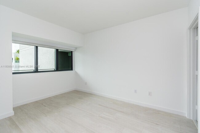 Building Photo - 650 NE 32nd St
