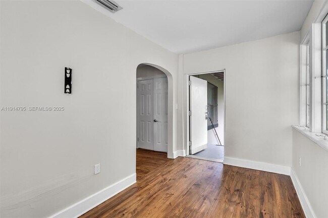 Building Photo - 314 NE 26th Terrace