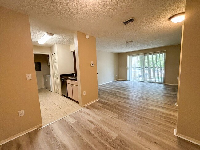 Building Photo - Windsor Park #523 - Pet Friendly!