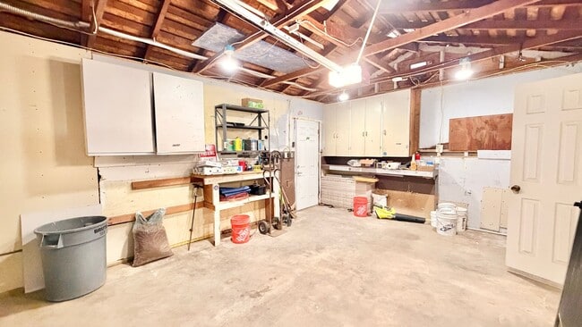 Building Photo - Darling Single Story Home, Blocks from the Beach, Amazing Location, & Close to Everything!